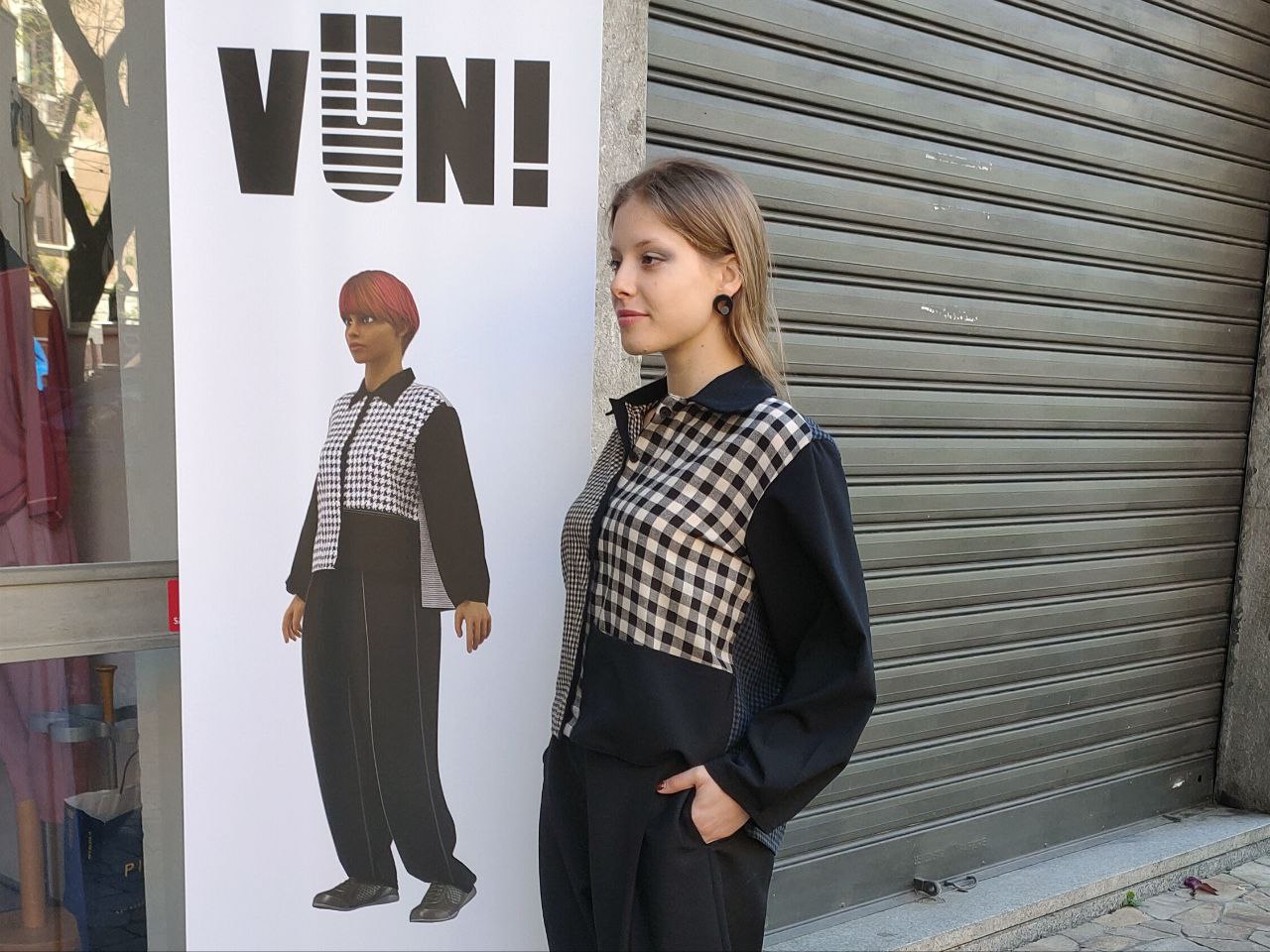 la modella e il banner alla design week del 2024